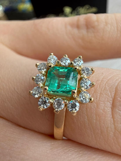 Anillo oro 18K con esmeralda y moissanitas