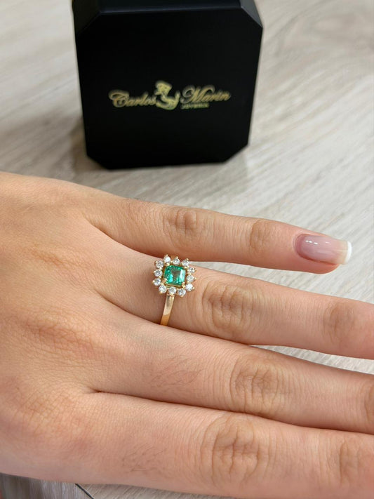 Anillo oro 18K con esmeralda y moissanitas