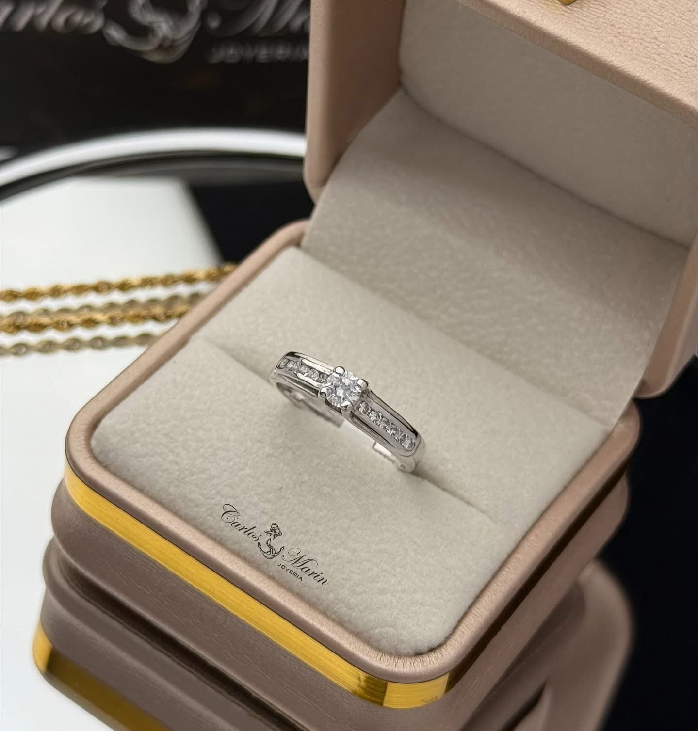 Anillo Solitario Aura Blanca – Diseño Especial en Oro Blanco 18K