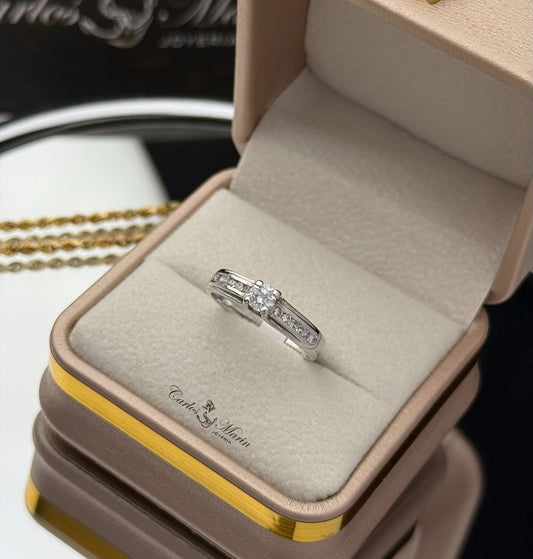 Anillo Solitario Aura Blanca – Diseño Especial en Oro Blanco 18K