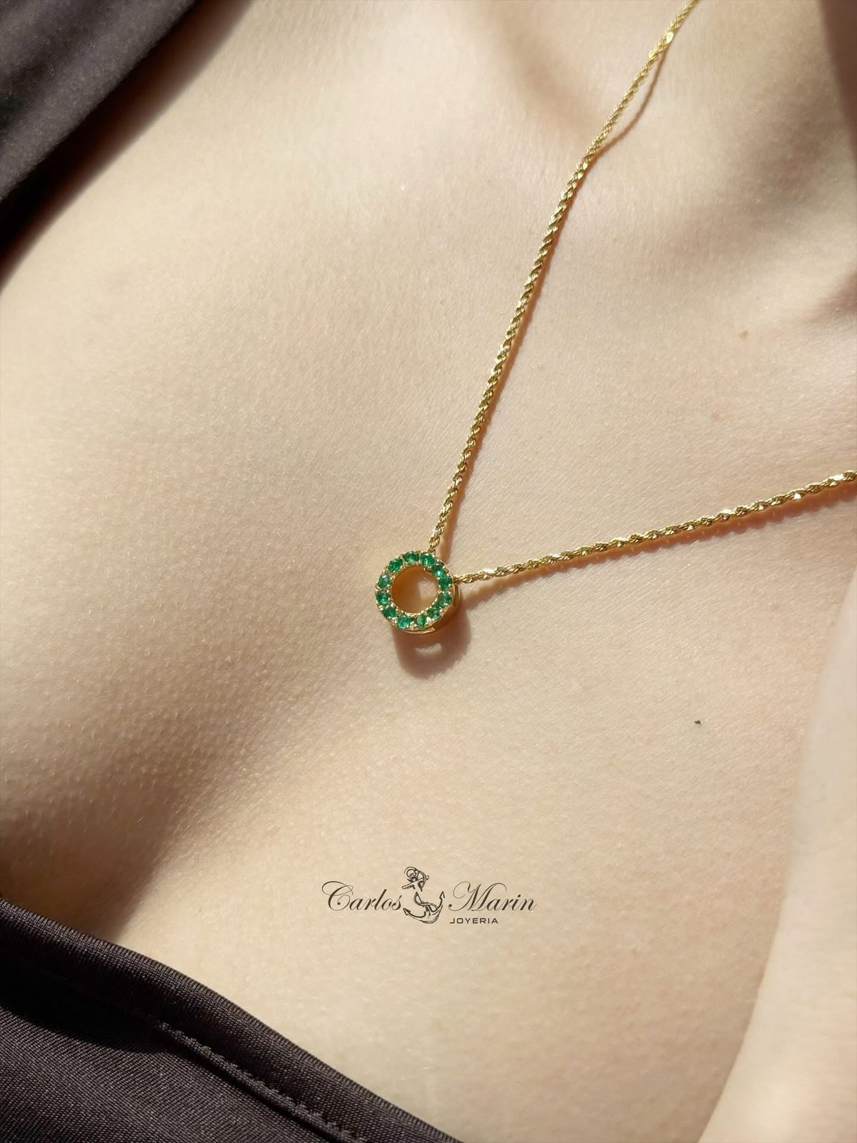 Dije Circular con 12 Esmeraldas en Oro 18K – Con Certificado