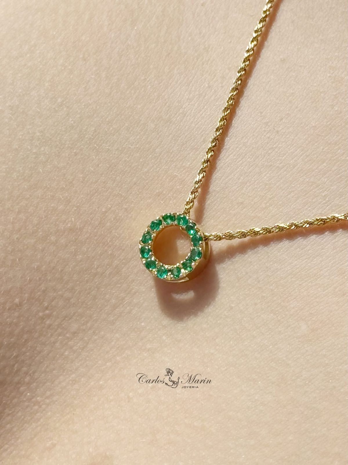 Dije Circular con 12 Esmeraldas en Oro 18K – Con Certificado