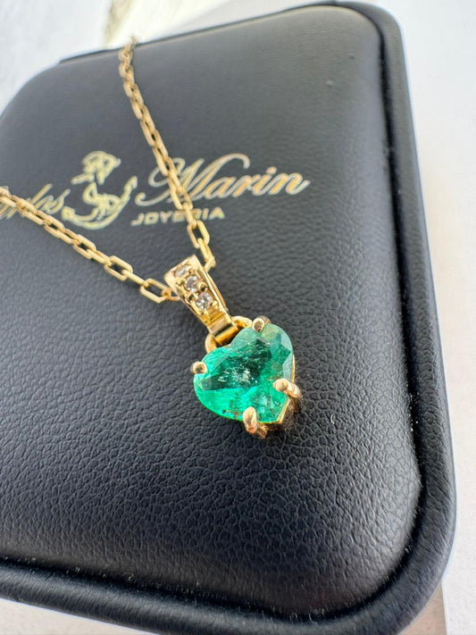 Dije Corazón con Esmeralda y Diamantes en Oro 18K – Con Certificado
