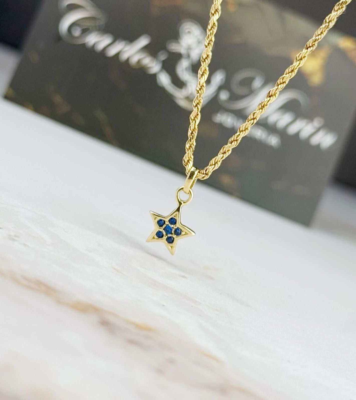 Dije Estrella con Circones Azules en Oro de 18K