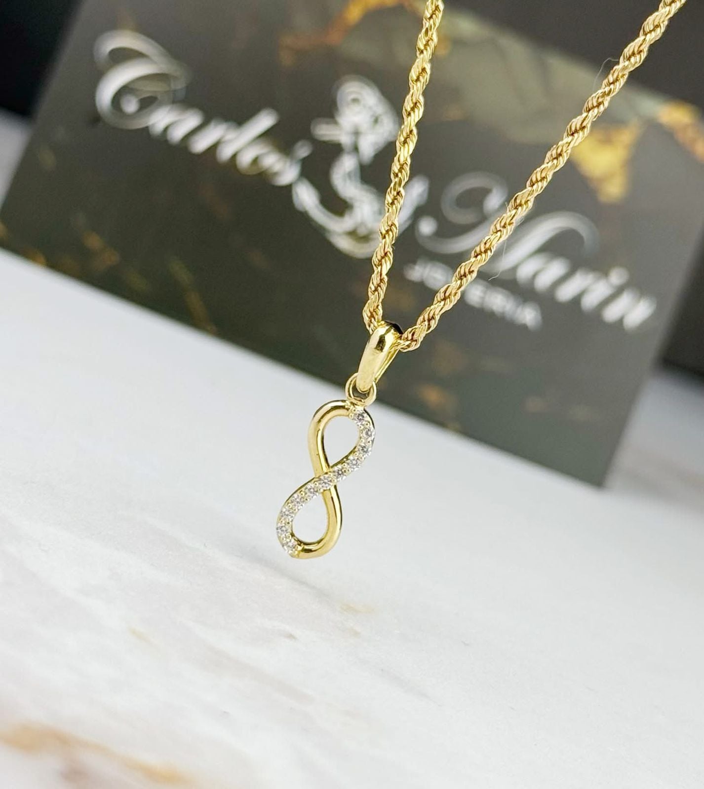 Dije Infinito Con Circones Blancos en Oro 18k