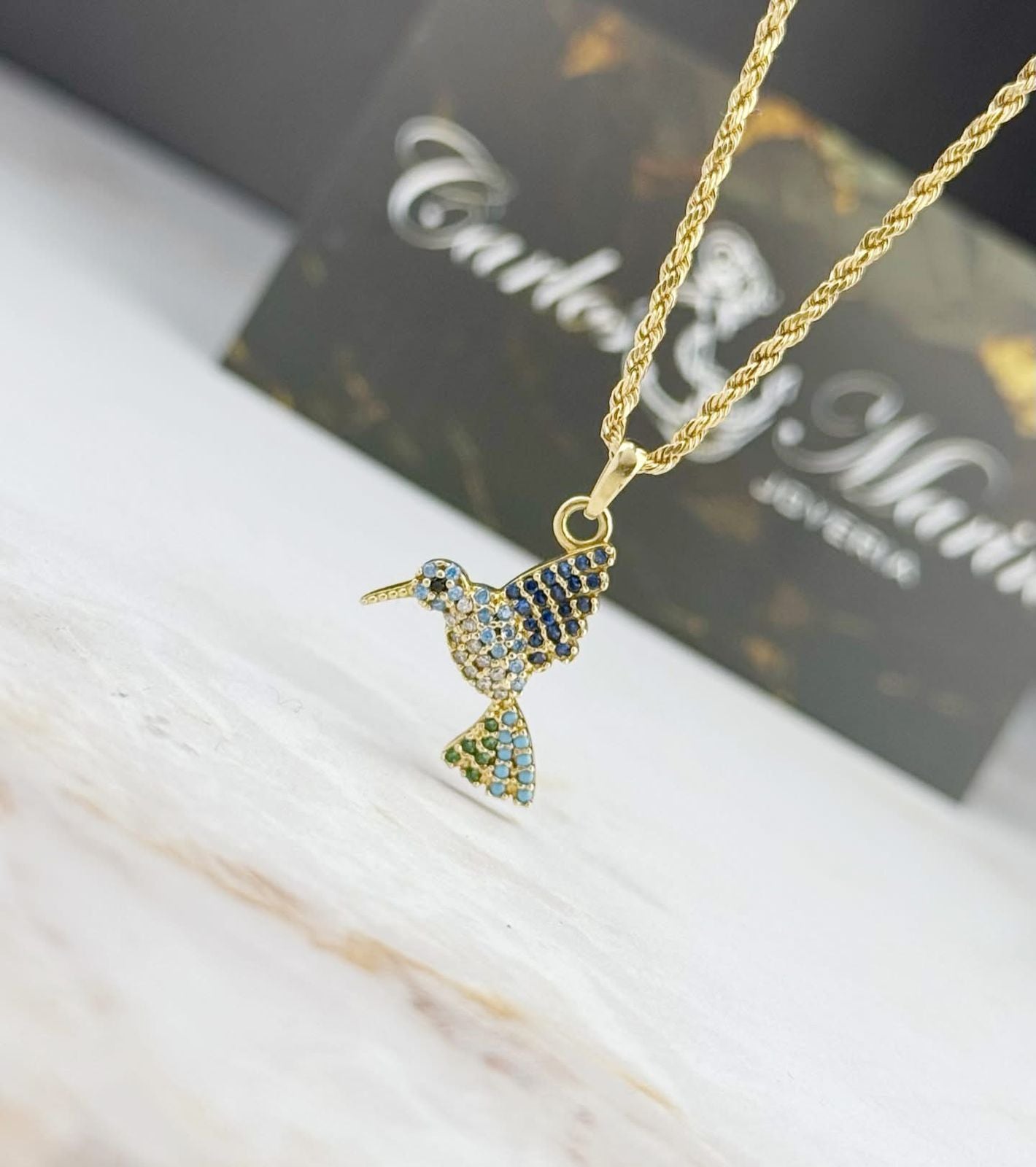 Dije Colibrí Con circones Multicolor en Oro de 18k