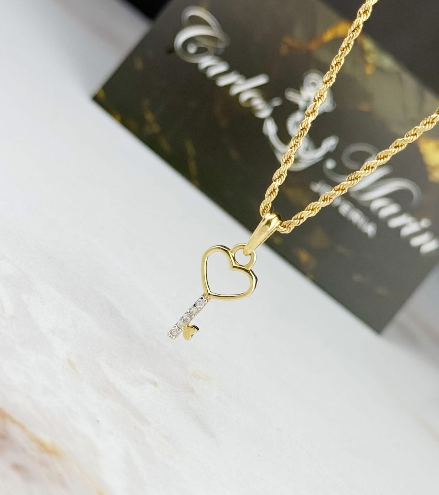 Dije Llave Corazón con Circones Blancos en Oro 18k