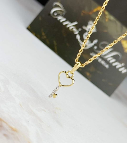 Dije Llave Corazón con Circones Blancos en Oro 18k