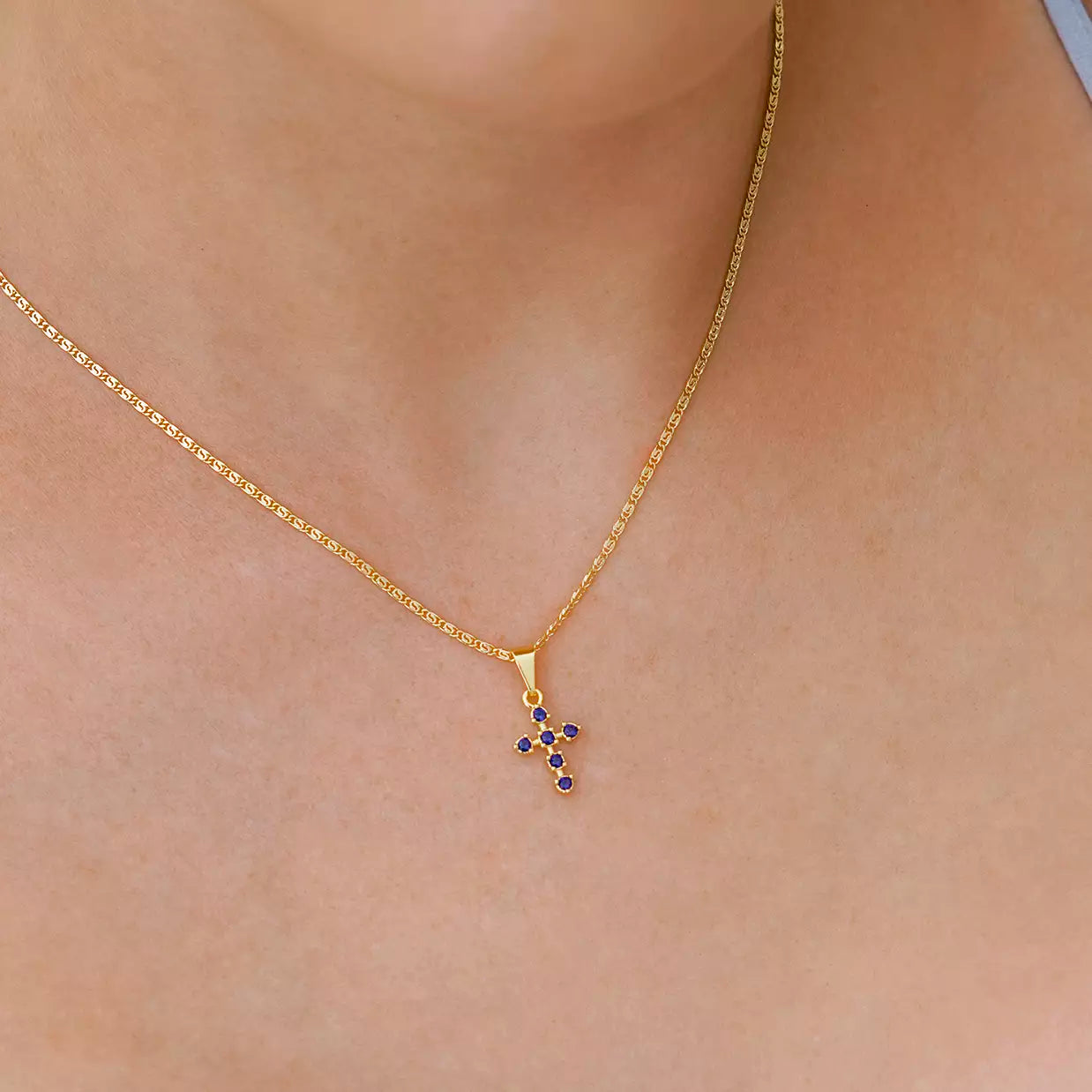 Dije Cruz con 6 Circonias Azules en Oro Laminado