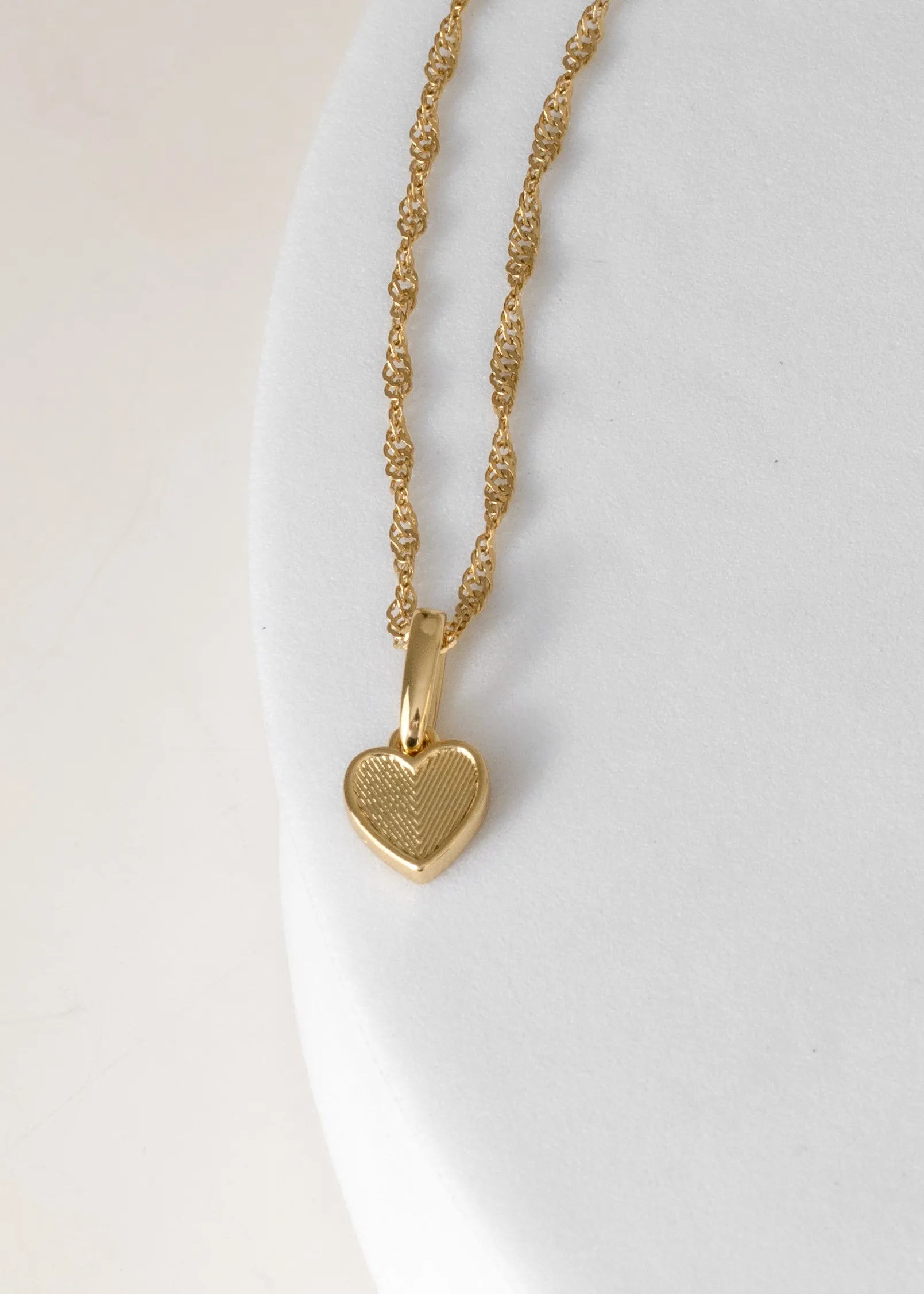 Dije Deep Heart en Oro Laminado
