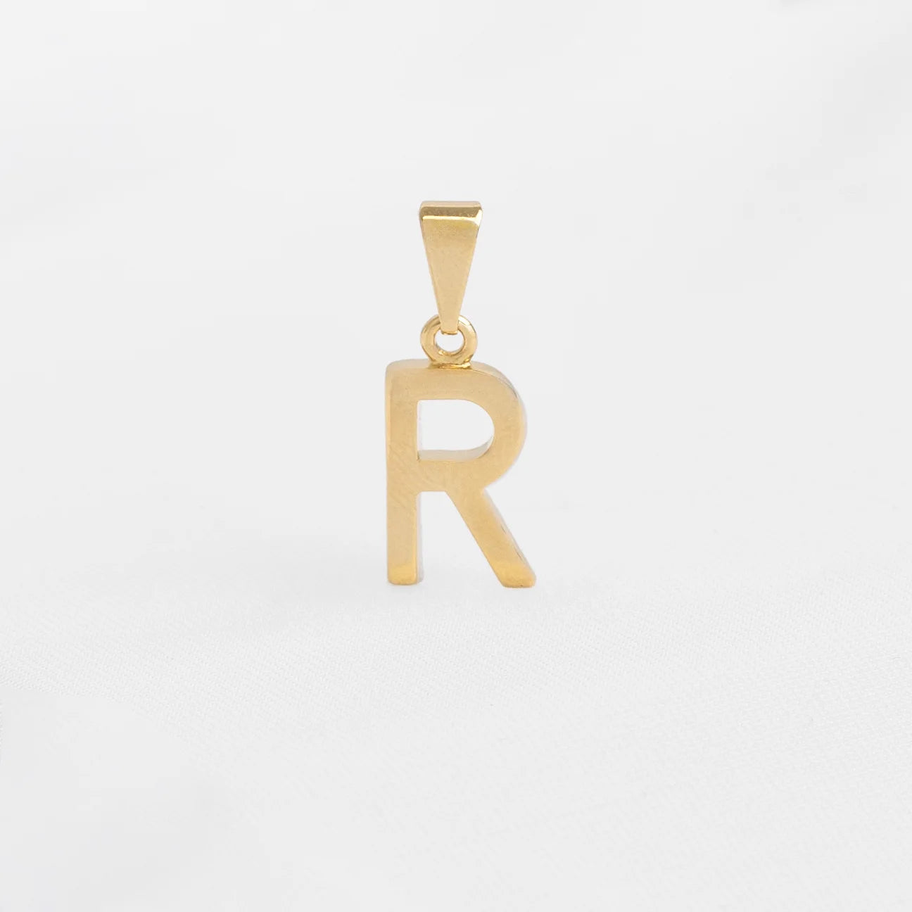 Dije Letras R en Oro Laminado
