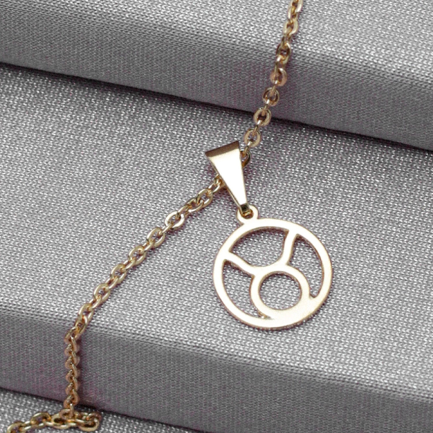 Dije Tauro en Oro Laminado