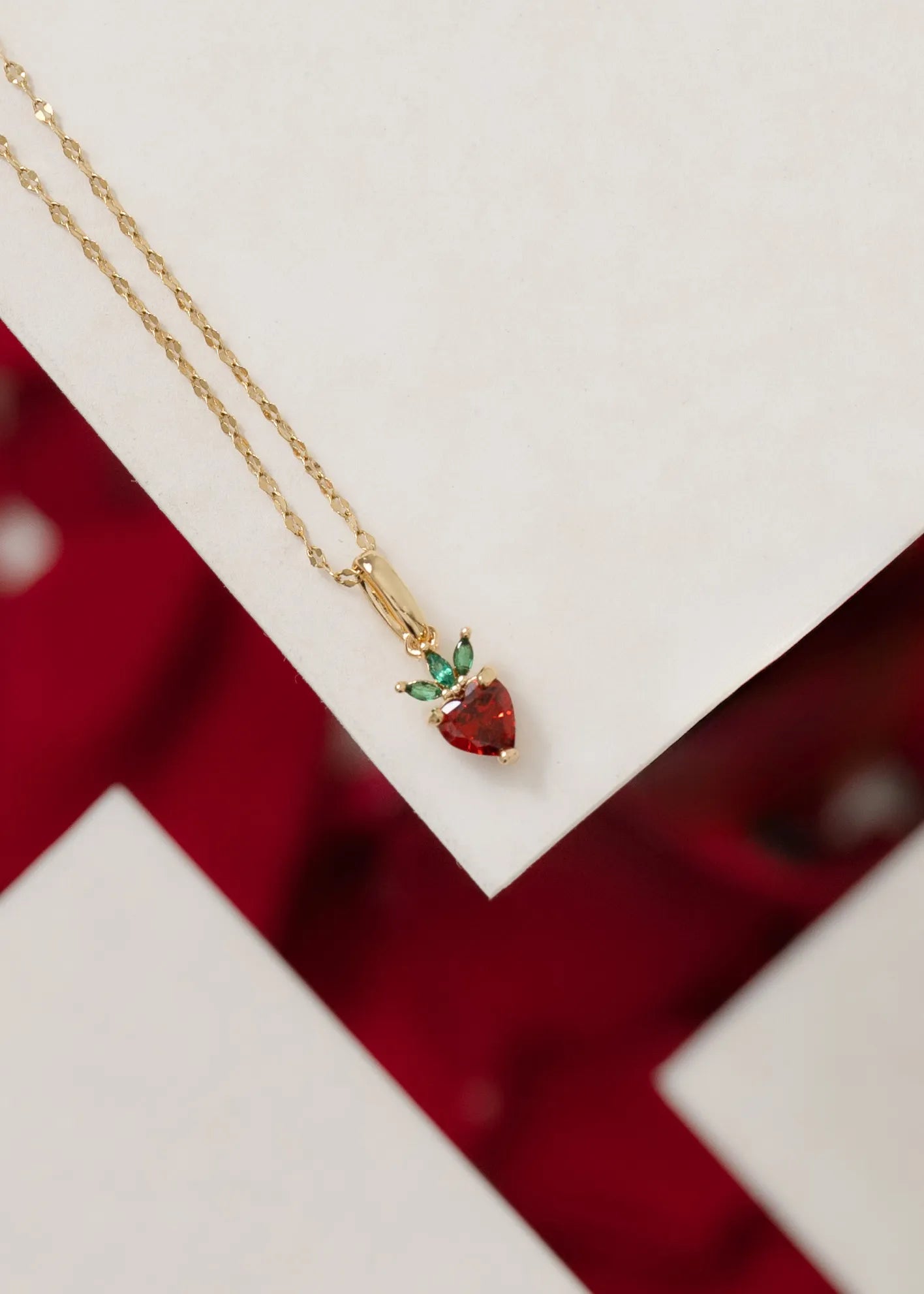 Dije Strawberry en Oro Laminado