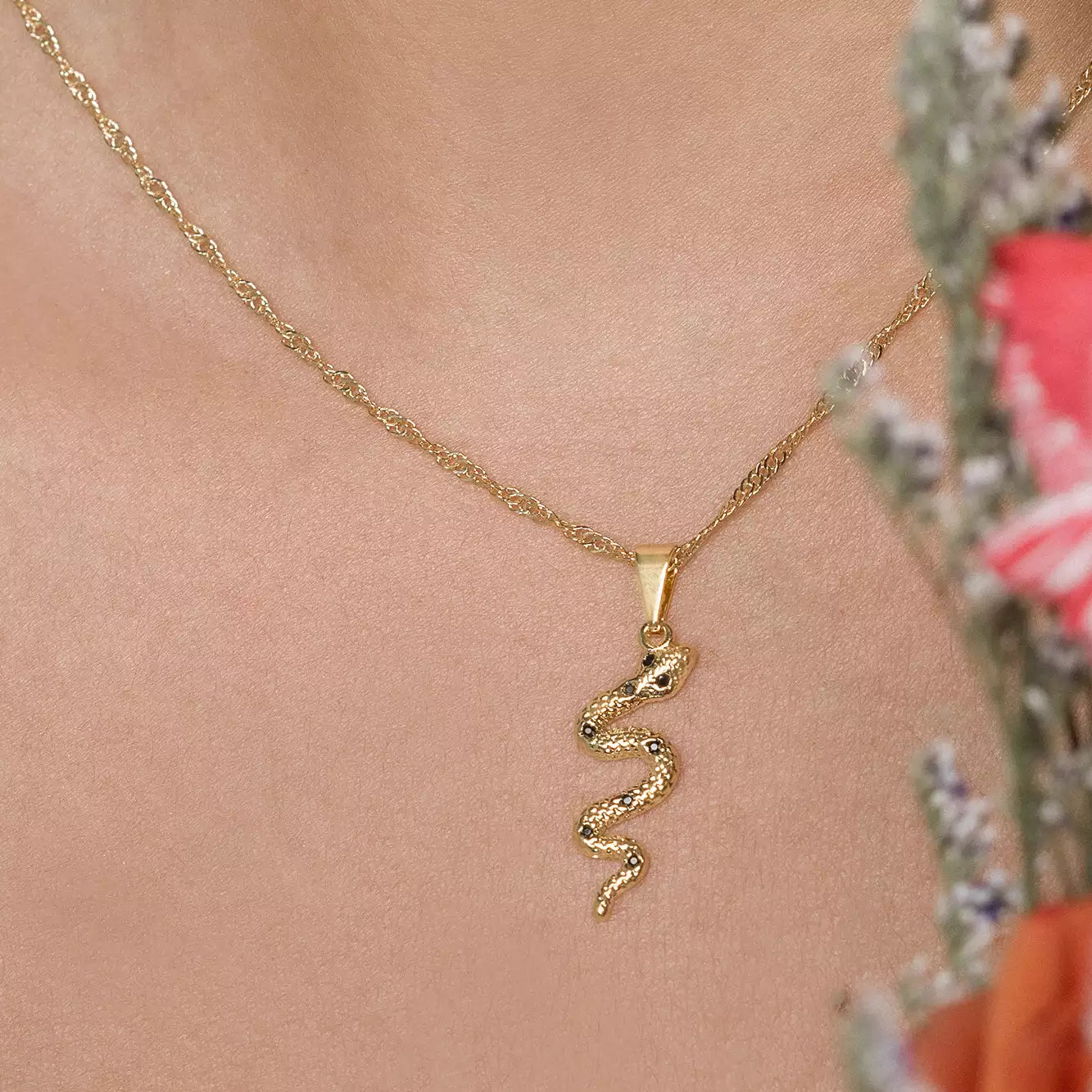 Dije Serpiente Negra en Oro Laminado