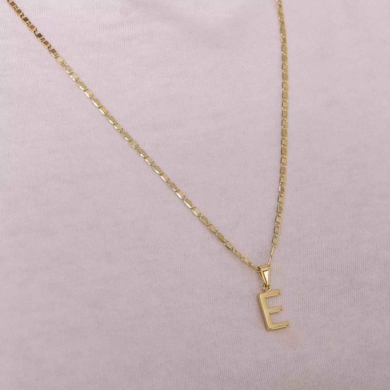 Dije Letras E en Oro Laminado