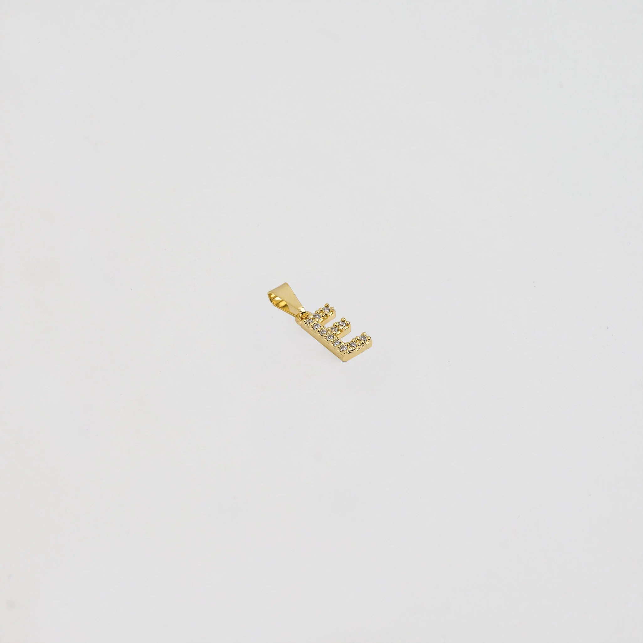 Dije Letra E en Oro Laminado