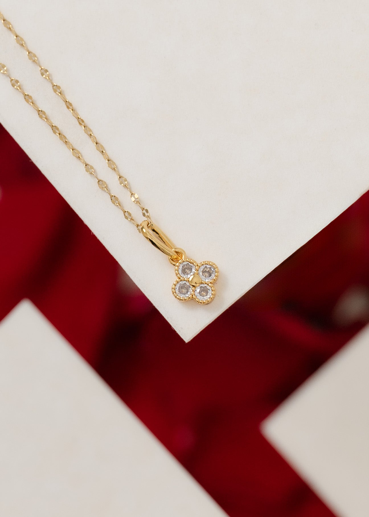 Dije Clover Motif en Oro Laminado