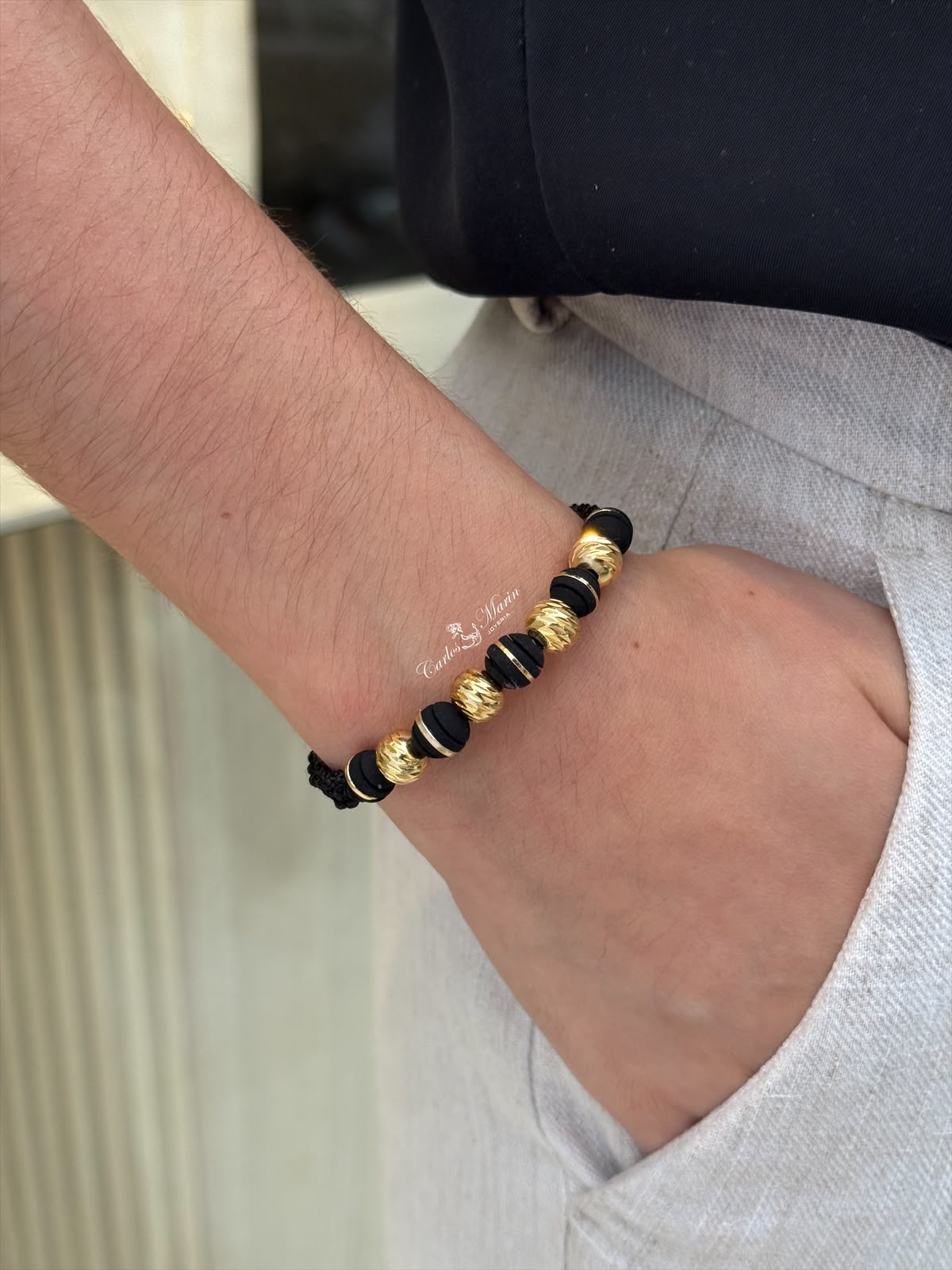Pulsera Ajustable en Tejido Negro con Balines en Oro Laminado