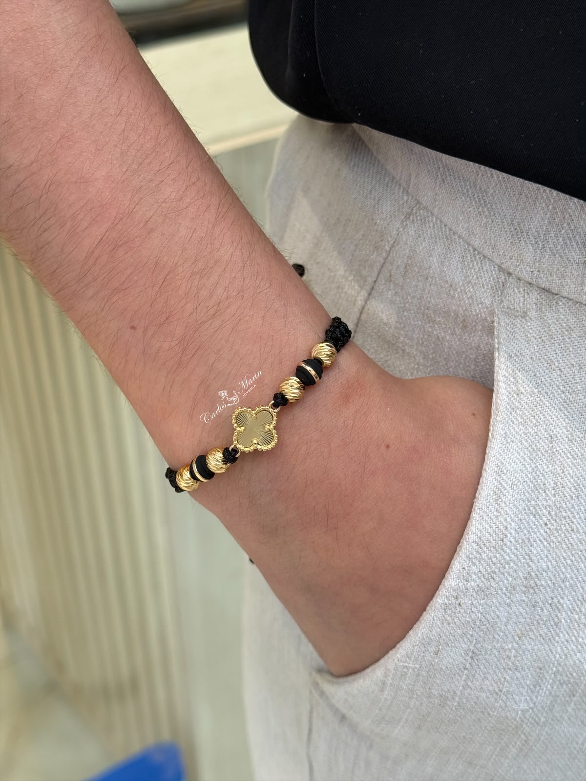 Pulsera Ajustable en Tejido Negro con Herraje Trébol + Balines en Oro Laminado
