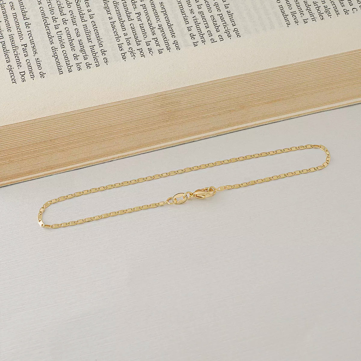 Tobillera Escalera Delgada Plana Lisa en Oro Laminado – 24.5 cm