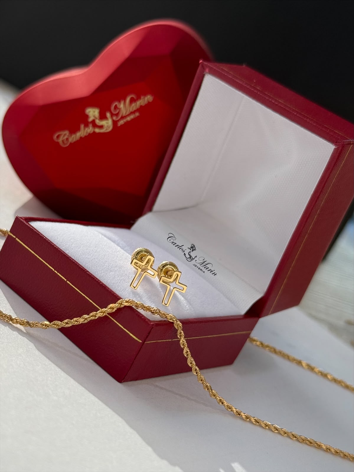 Topos Cruz Silueta en Oro 18K